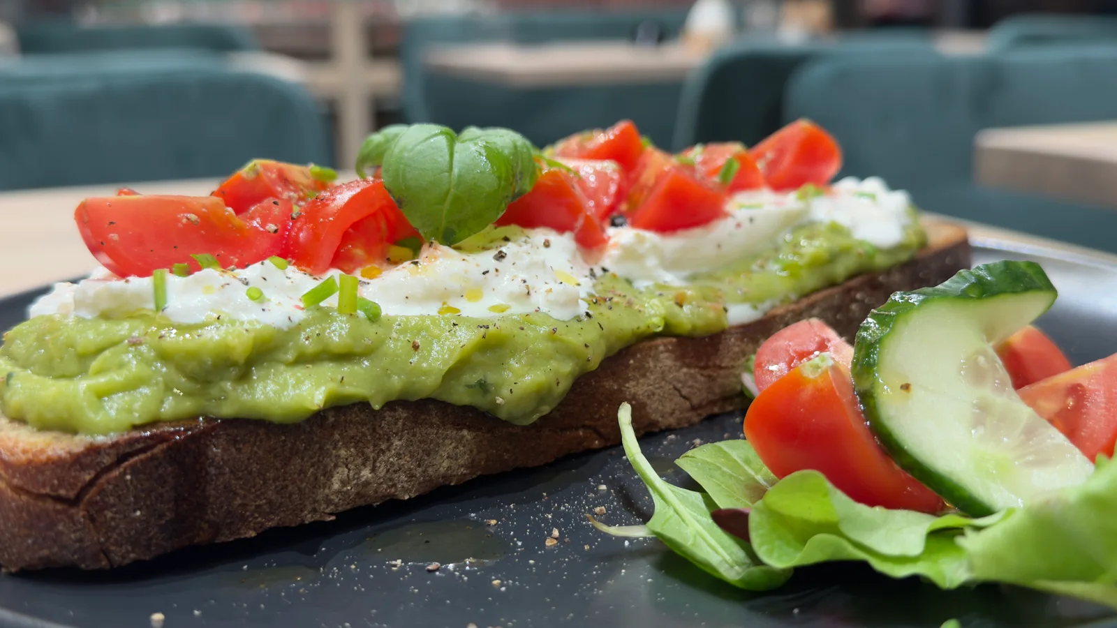 Belegte Stulle mit Avocado und Tomaten vor der Hofzeit-Theke