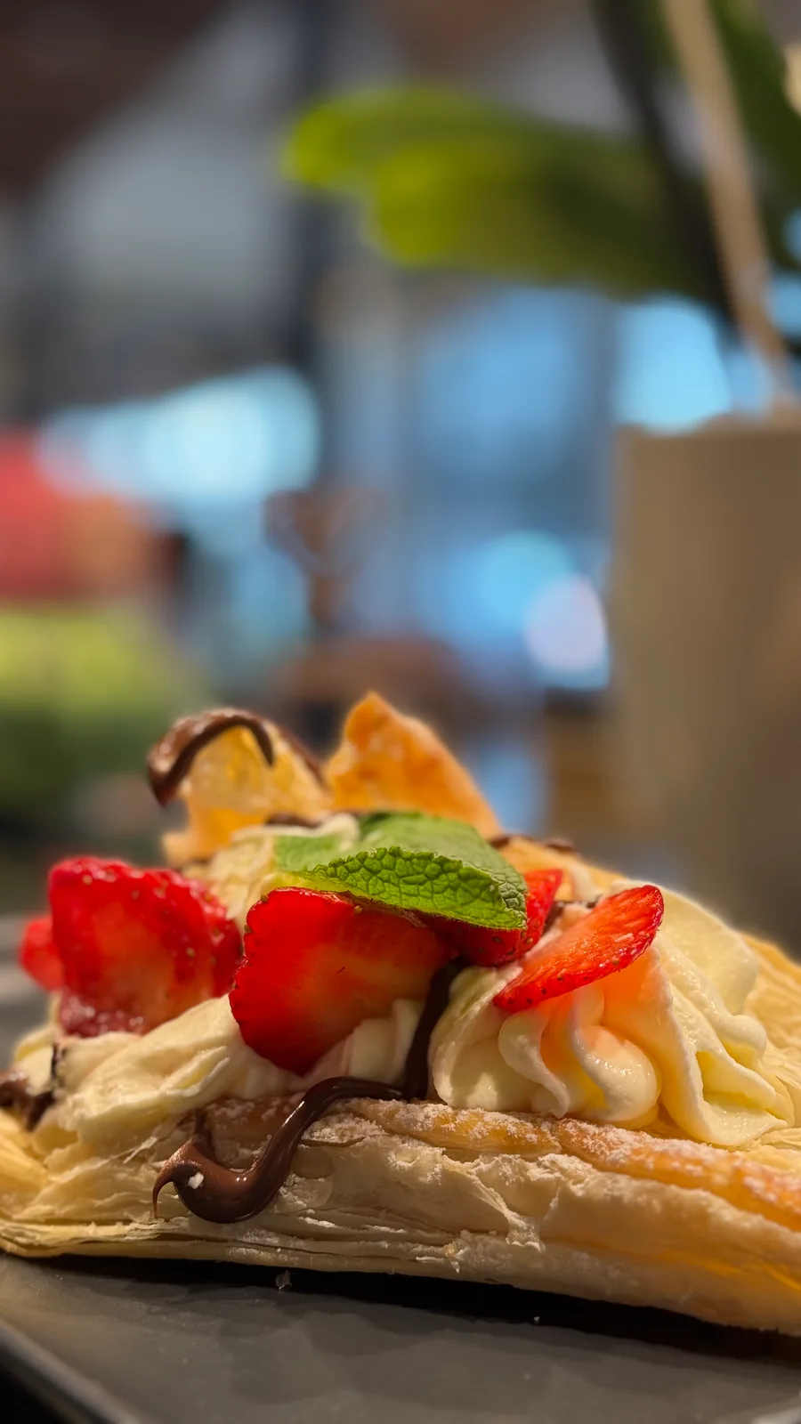 Blätterteig mit Erdbeeren, Sahne und Minze